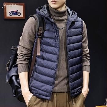 Férfi kapucnis tolltöltésű mellény – külső anyag nylon, fehér liba tollal töltve, tolltartalom 81–85%, töltet <100 g, szabad szabás