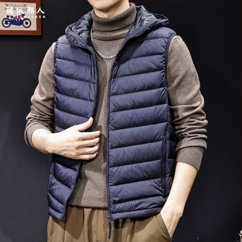 Férfi kapucnis tolltöltésű mellény – külső anyag nylon, fehér liba tollal töltve, tolltartalom 81–85%, töltet <100 g, szabad szabás