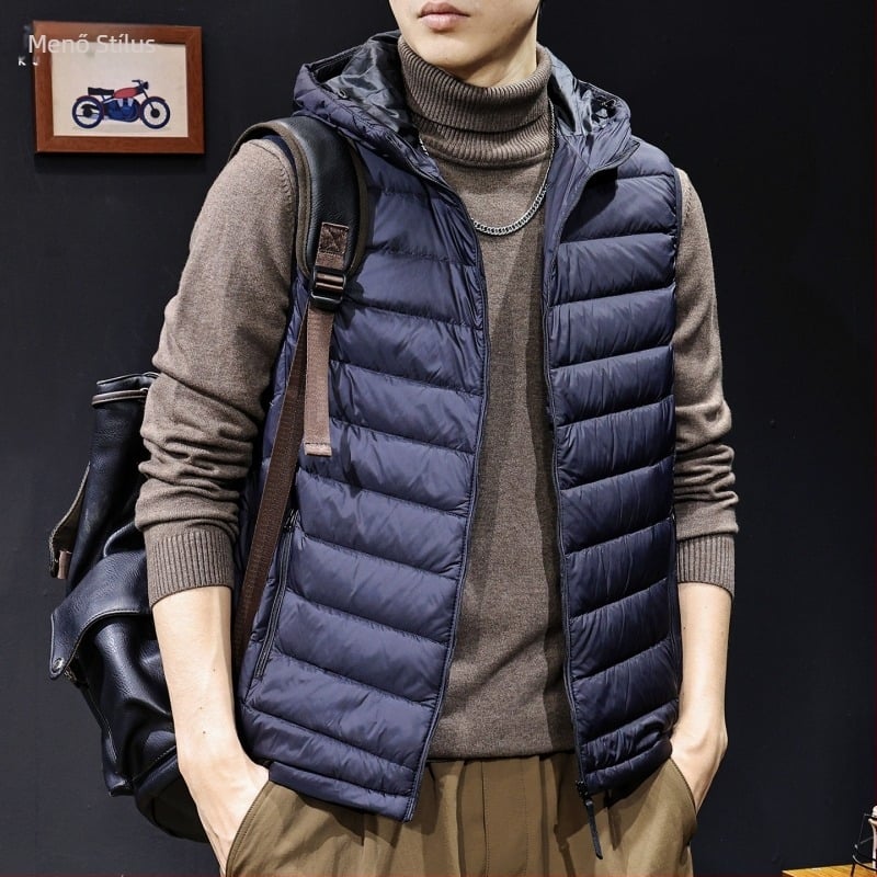 Férfi kapucnis tolltöltésű mellény – külső anyag nylon, fehér liba tollal töltve, tolltartalom 81–85%, töltet <100 g, szabad szabás