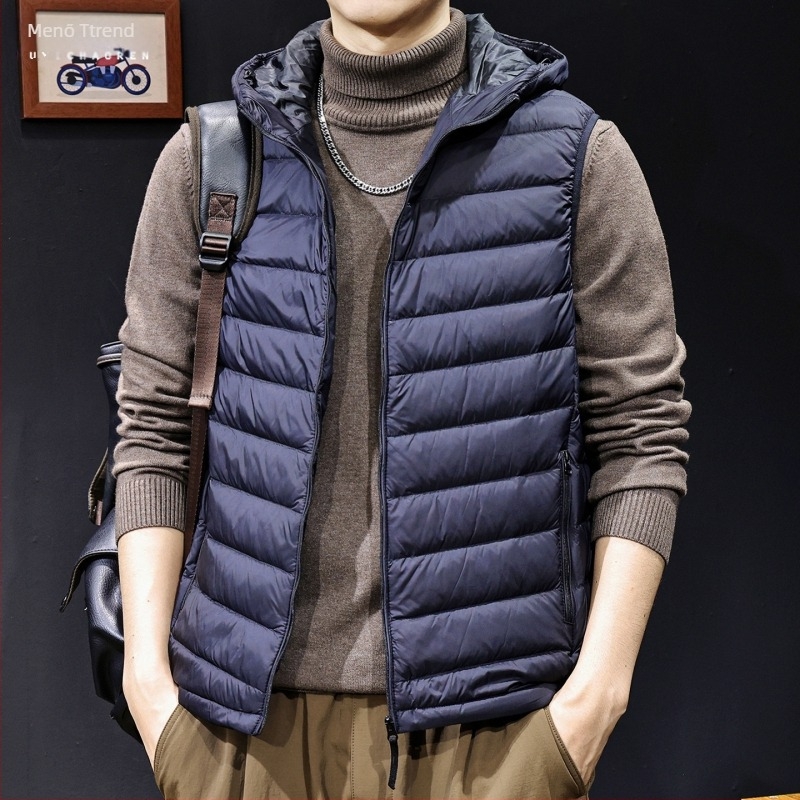 Férfi kapucnis tolltöltésű mellény – külső anyag nylon, fehér liba tollal töltve, tolltartalom 81–85%, töltet <100 g, szabad szabás