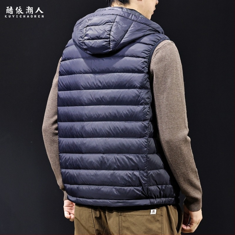 Férfi kapucnis tolltöltésű mellény – külső anyag nylon, fehér liba tollal töltve, tolltartalom 81–85%, töltet <100 g, szabad szabás