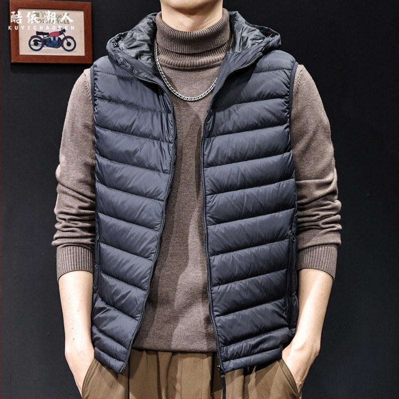 Férfi kapucnis tolltöltésű mellény – külső anyag nylon, fehér liba tollal töltve, tolltartalom 81–85%, töltet <100 g, szabad szabás