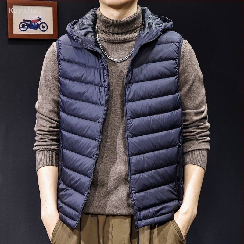 Férfi kapucnis tolltöltésű mellény – külső anyag nylon, fehér liba tollal töltve, tolltartalom 81–85%, töltet <100 g, szabad szabás