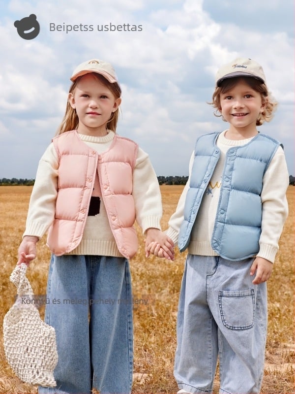 Gyerekeknek tervezett téli vékony tollas mellény ujj nélküli; töltet: 90% fehér kacsatoll; külső és bélés nylon; középhosszú, laza szabás; 1–3 éves korosztálynak.