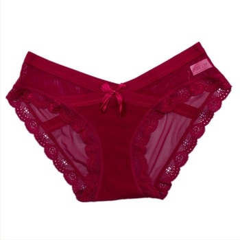 Hálószövésű női alsó, alacsony derék, lélegző, nylon főanyagból, pamut betéttel.