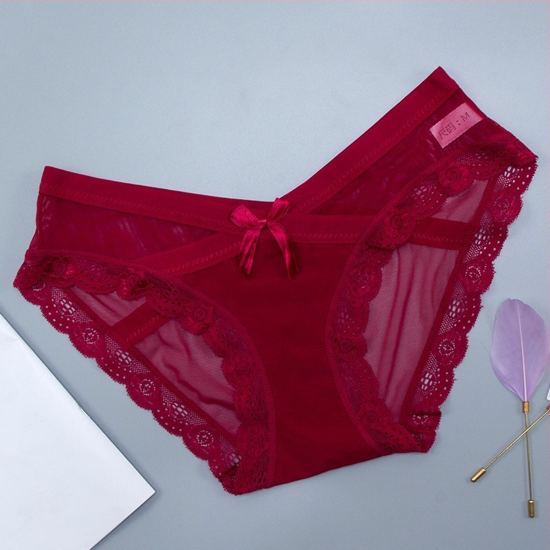 Hálószövésű női alsó, alacsony derék, lélegző, nylon főanyagból, pamut betéttel.