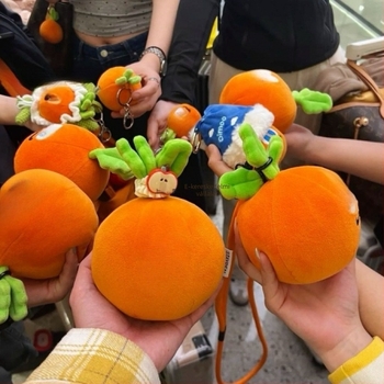 Sárgarépa plüssbaba – rendkívül puha rövid plüss, töltet habos részekkel, 0–3 éveseknek, többfunkciós, testreszabás elérhető