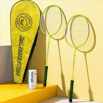 Badminton ütő vas ötvözet kerettel, tömeg 95–100 g, nylon húzás, egyenes nyél, fogás G1