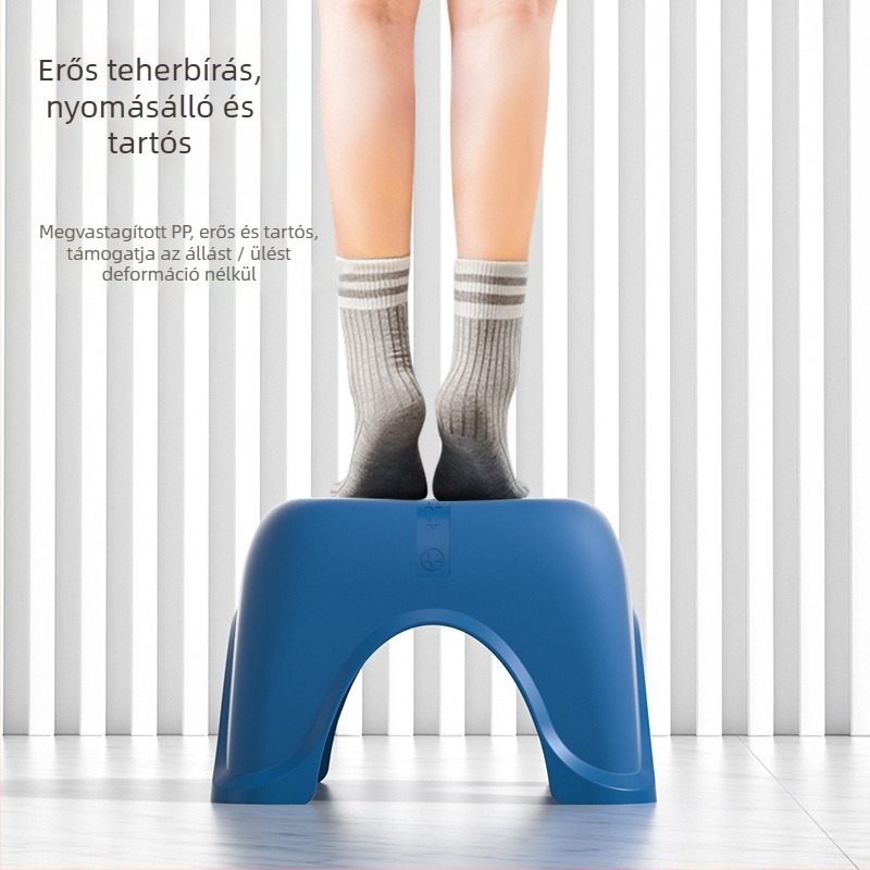 Minimalista műanyag, négyszögletes kialakítású taburet, nem összecsukható; eredet Jieyang; cikkszám 5096; határokon átívelő export: Igen; importált: Nem