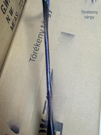 Badminton ütő – karbon szálas váz, tömeg 80–84 g, nylon húrok, markolat G5, nyél: egyenes
