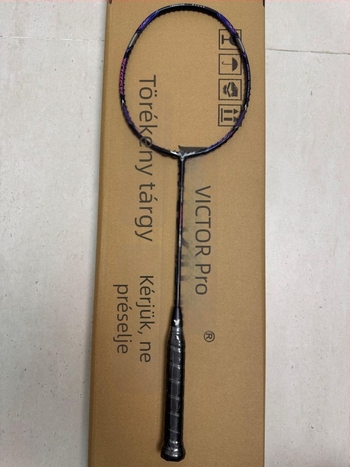 Badminton ütő – karbon szálas váz, tömeg 80–84 g, nylon húrok, markolat G5, nyél: egyenes