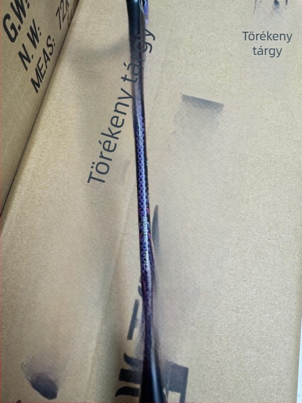 Badminton ütő – karbon szálas váz, tömeg 80–84 g, nylon húrok, markolat G5, nyél: egyenes
