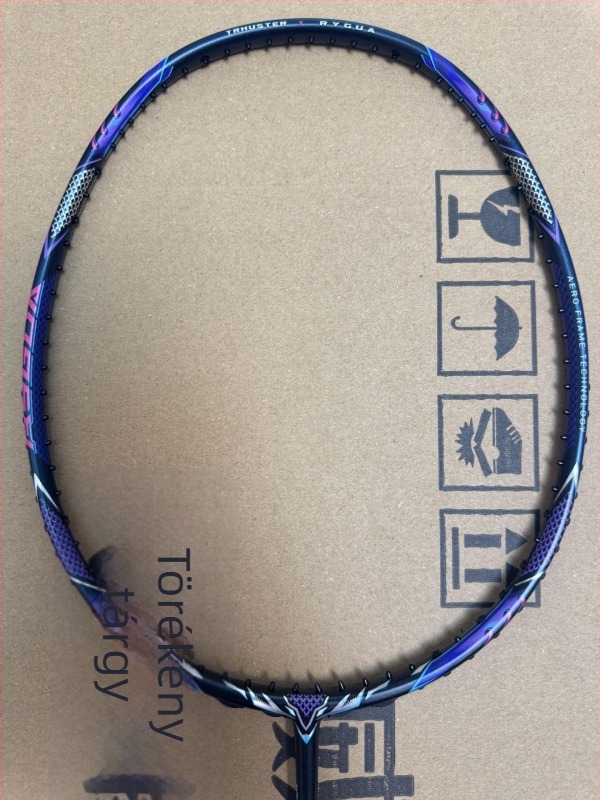 Badminton ütő – karbon szálas váz, tömeg 80–84 g, nylon húrok, markolat G5, nyél: egyenes