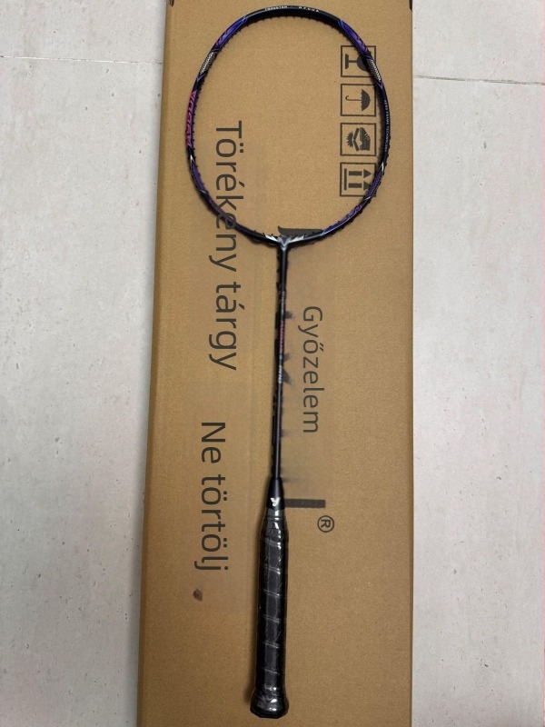 Badminton ütő – karbon szálas váz, tömeg 80–84 g, nylon húrok, markolat G5, nyél: egyenes