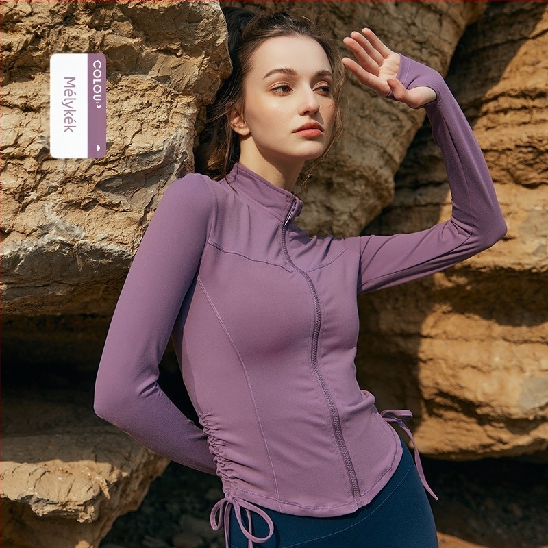 Női nylon-spandex edzőtop cipzárral és húzózsinórral, állógalléros, hosszú ujjú; anyag: 87% nylon, 13% spandex; téli–tavaszi–őszi edzésekhez