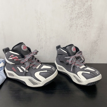 Uniszex gyerekeknek készült középmagas kosárlabdacipő, meleg bélés, mikroszálas felsőrész, gumírozott talp, Velcro-zárás, téli modell, színblokkolt dizájn