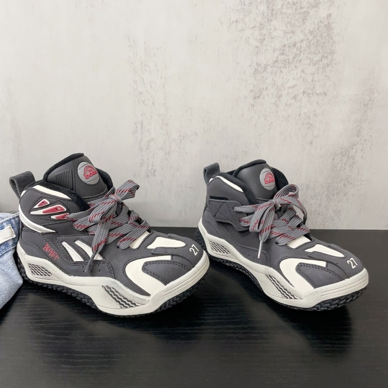 Uniszex gyerekeknek készült középmagas kosárlabdacipő, meleg bélés, mikroszálas felsőrész, gumírozott talp, Velcro-zárás, téli modell, színblokkolt dizájn