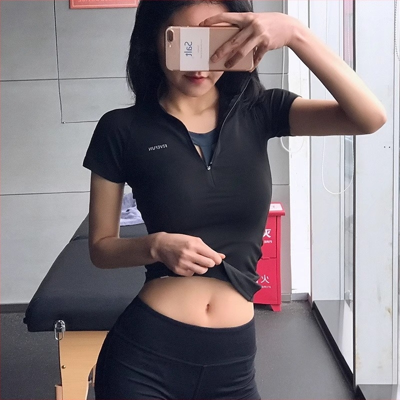 Nylon anyagú póló rövid ujjú, álló gallérral, ideális futáshoz, túrázáshoz és kerékpározáshoz.