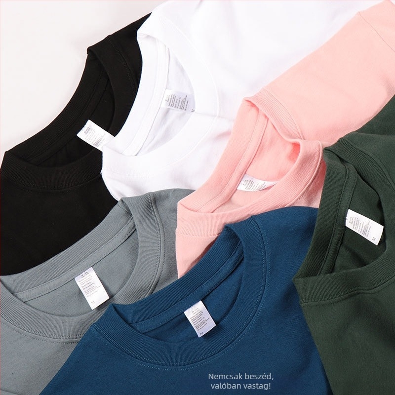 100% pamutból készült póló, kereknyakú, rövid ujjú, laza szabás, nehéz anyag