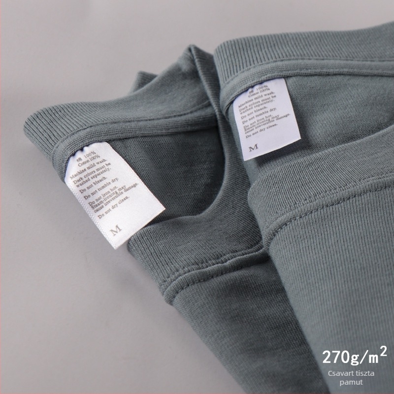 100% pamutból készült póló, kereknyakú, rövid ujjú, laza szabás, nehéz anyag