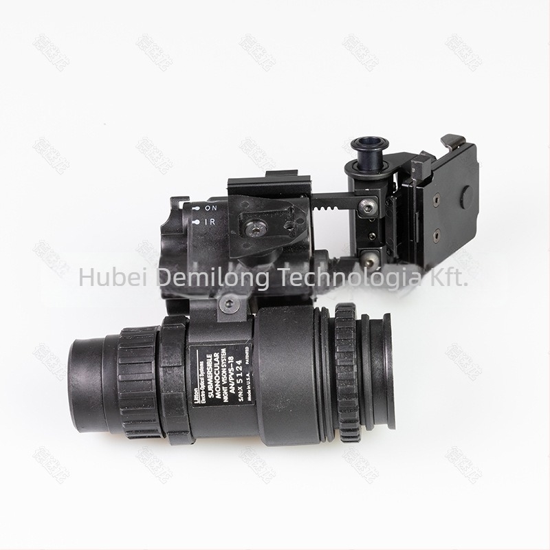 PVS18 monokuláris éjjellátó modell dump truck szettel és FAST/MICH sisak kiegészítőkkel — De Millon; típus: modell éjjellátás; súly: 190 (modell) / 145 (vödör); hatékony látótávolság: 0