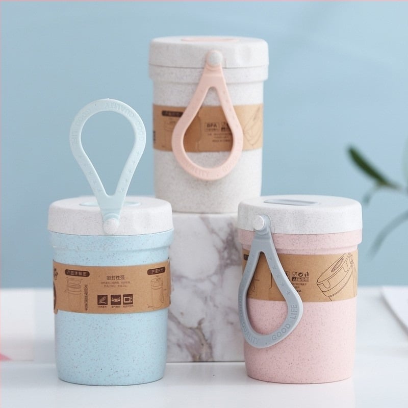 Négyszögletes műanyag ebédes doboz, mikrohullámú sütőbe is használható, kapacitás 800-1000 ml, egy réteg, japán stílusú, evőeszközökkel