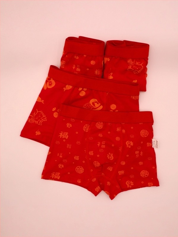 Gyerekeknek pamut boxershortok, 95% pamut, 5% elasztán; középmagas derékvonal; boxer fazon; kétszórétegű lélegző ágyék rész; varrások 4 tű, 6 szál; 8 éves kortól (140 cm felett)