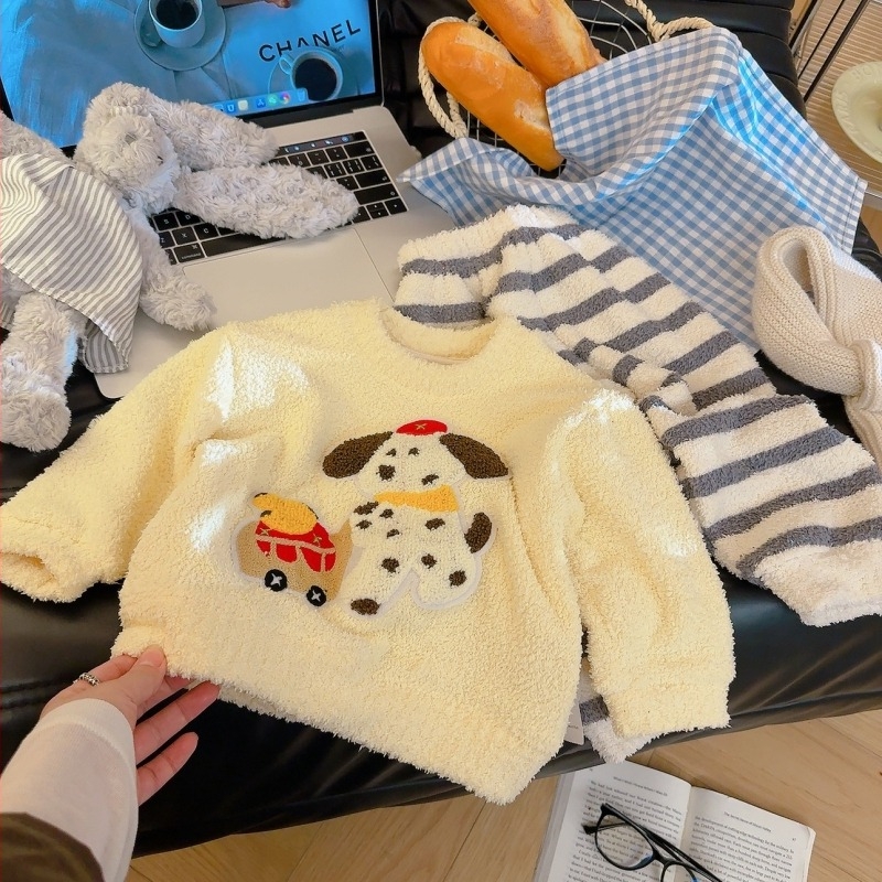 Gyerekeknek szóló féloldalas velúr pizsama készlet, uniszex, rajzfilm stílus, téli meleg
