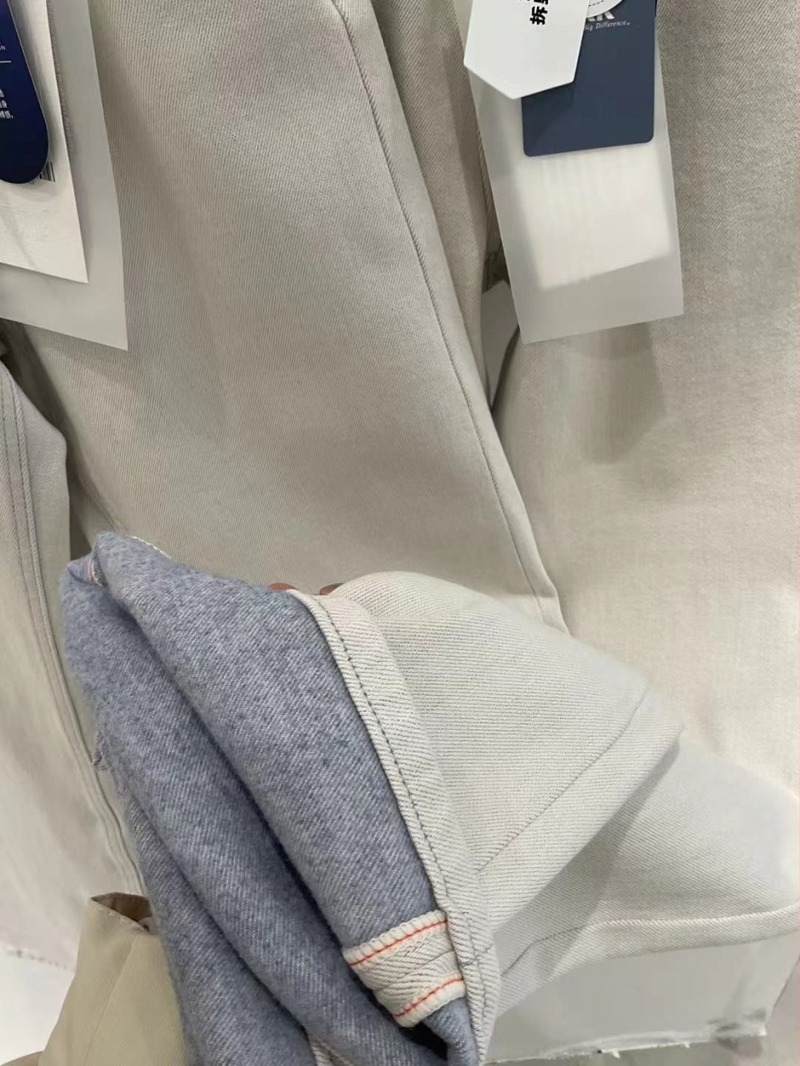 Nadrágok: magas derék, egyenes szabású denim elasztánnal, nagy rugalmasság