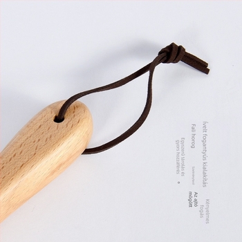 Cipőkanál bükkfából, hosszú nyéllel – Modell XD-2358, Konbida (idős és terhes nők számára)