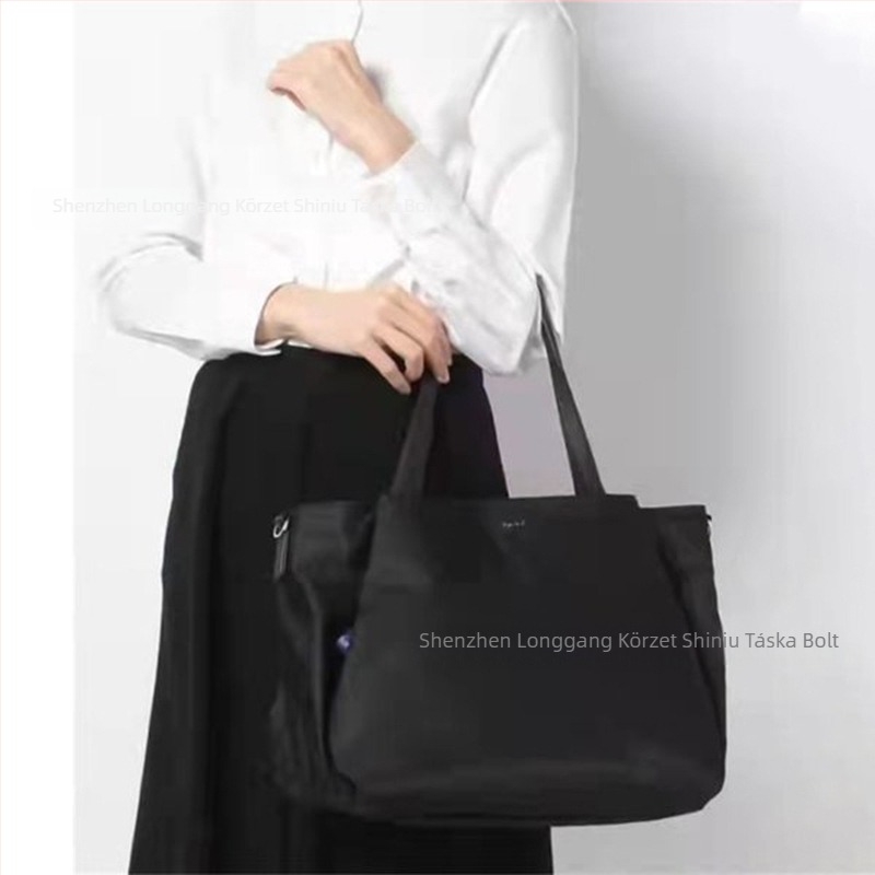 Nylon válltáska latch-stílusban, akril belsővel, cipzáras nyitás, több belső zseb (Nylon; Latch Bag style; Acrylic lining; Zipper opening; Multiple inner pockets)