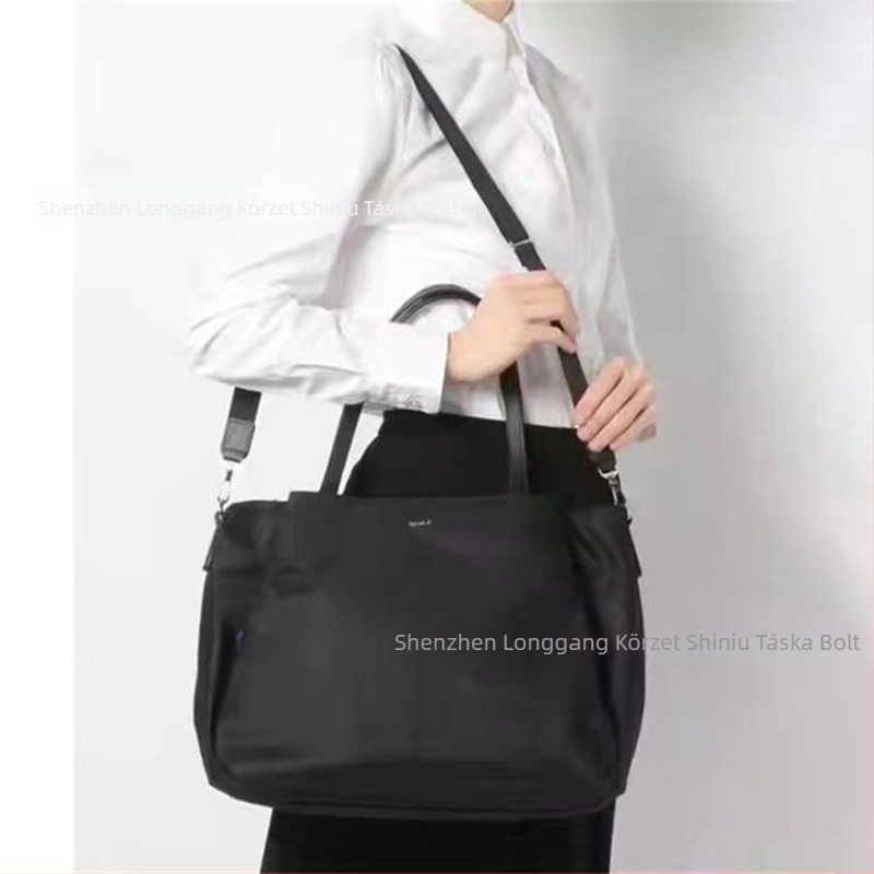 Nylon válltáska latch-stílusban, akril belsővel, cipzáras nyitás, több belső zseb (Nylon; Latch Bag style; Acrylic lining; Zipper opening; Multiple inner pockets)