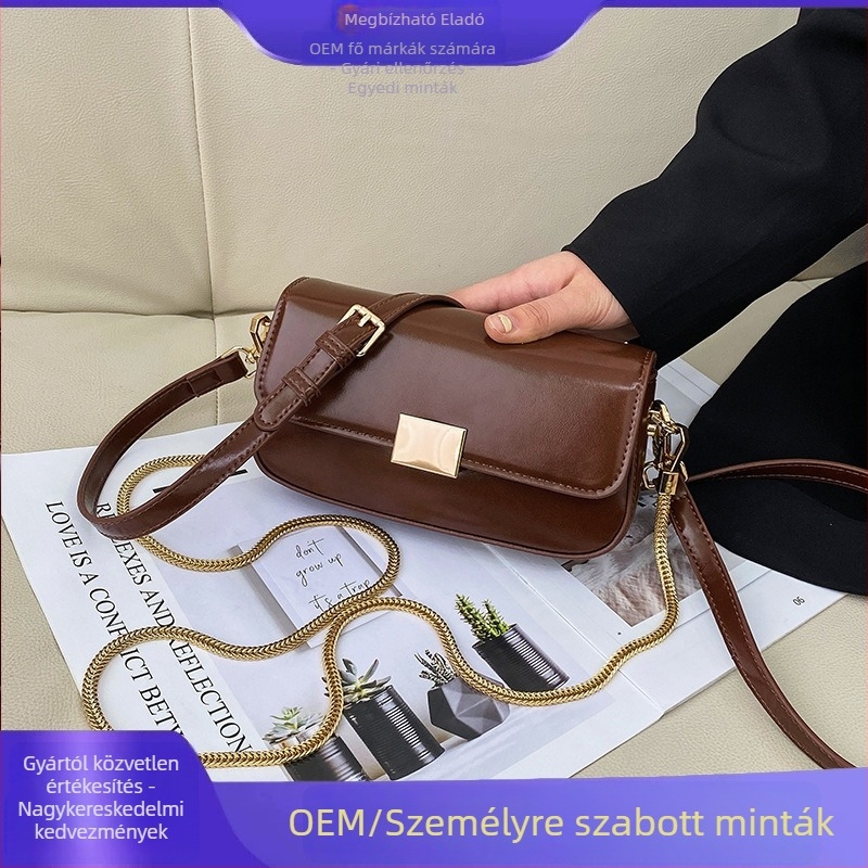 Utcai stílusú vállon átvetős táska, PU anyagból, horizontálisan négyzet alakú forma, cipzáras záródás, belső cipzáros zseb.