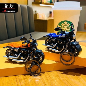 Mini Harley motorkerékpár húzós kulcstartó – cinkötvözet, rajzfilmszerű stílus, egyedi csomagolás