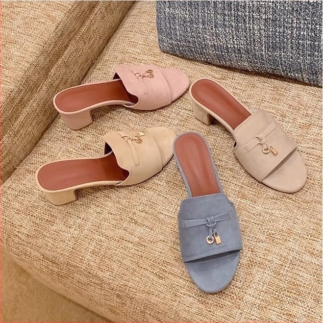 Női szandál egy pánttal, 6,5 cm-es sarokmagasság, bojtos csattal, kerek orrú, felső anyag: tehén nubuk bőr, talp: gumi, bélés: sertésbőr, nyár 2025