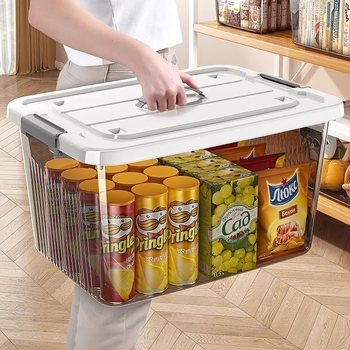 Átlátszó műanyag tárolódoboz kerekekkel, hordozható, kézi hordozás, kattintós zár, kapacitás 40–50 L