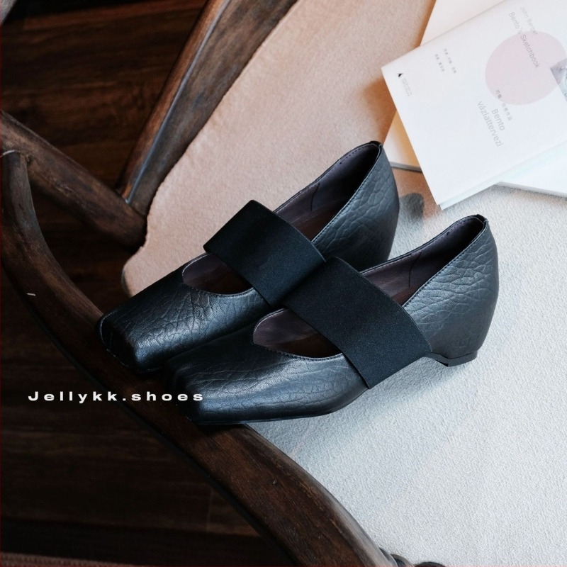 Mary Jane cipő, retro stílus, báránybőr bélés, felső anyag: szuper rost, gumi talp, vastag sarok 3–6 cm