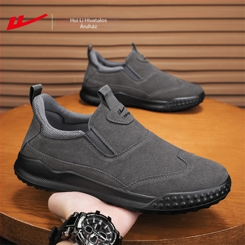 Férfiaknak készült sportos, laza stílusú cipő, textile felsőrész, PVC talp, PU talptalp, slip-on záródás.