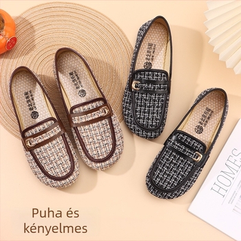 Női vászon slip-on cipő, kerek orrú, kockás pamut felsőrész, gumitalp, lapos sarok.