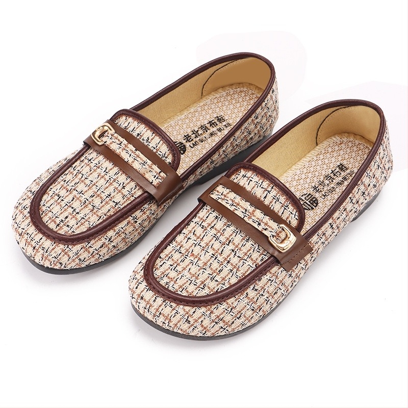 Női vászon slip-on cipő, kerek orrú, kockás pamut felsőrész, gumitalp, lapos sarok.