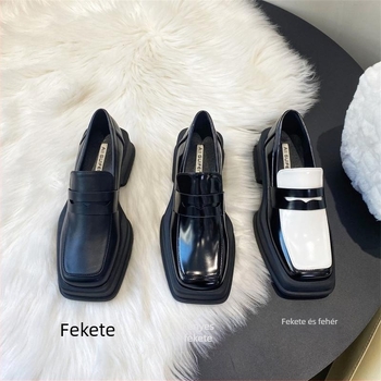 Női brit stílusú loaferek, négyszögletes orrú, mikroszálas felsőrész, gumírozott talp, középmagas sarok 3–5 cm.