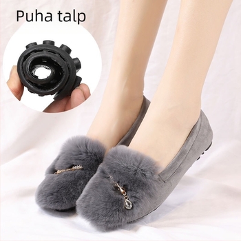 Loafer cipők PU felsőrésszel, belső részben műszálas plüss, gumitalp, 6–8 cm magas tömött sarok, csattal záródó