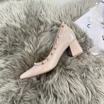 Női magassarkú cipő hegyes orral, mikroszálas felsőrész, mikroszálas belső, gumitalp, sarokmagasság 6–8 cm
