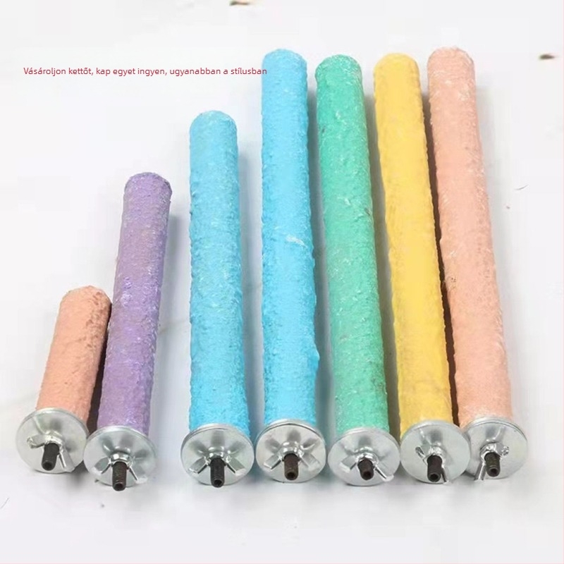 Papagájoknak készült karmok és csőr reszelő játék, kapaszkodó állvánnyal, felnőtt madarak számára.