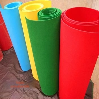 Ragasztó hátlappal ellátott filctextil, poliészter, 200 g/m2, kardolt nemszőtt filc