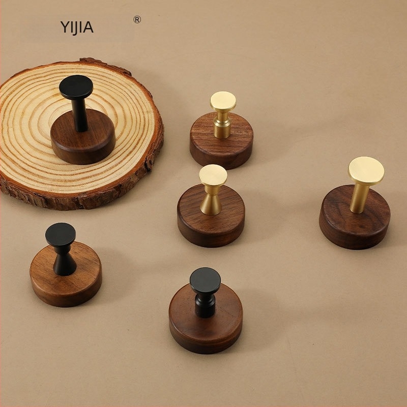 Diófából készült falikampó ruháknak, modell YG601, gravírozott, gardróbhoz, modern minimalist stílus