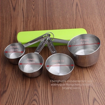 Rozsdamentes acélból készült 4 részes mérőkanál- és mérőpohár-készlet skálával a sütéshez