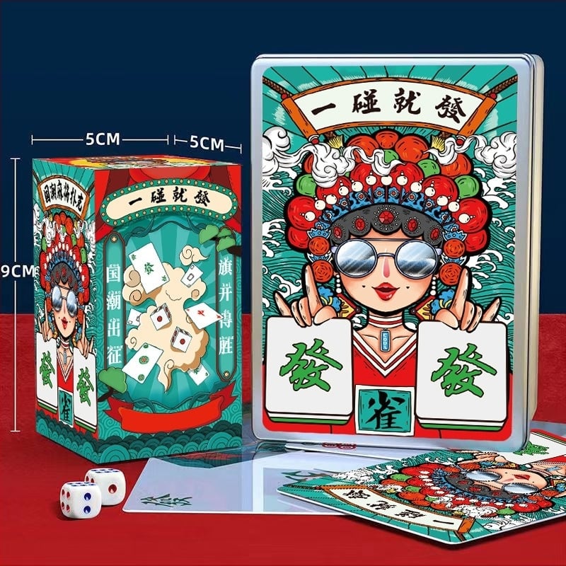 Utazó Mahjong-kártyák — vízálló, vastagított, hordozható mini készlet Mahjong lapokkal; fehér karton anyag; tartalmaz zacskót és színes dobozt; 14+.
