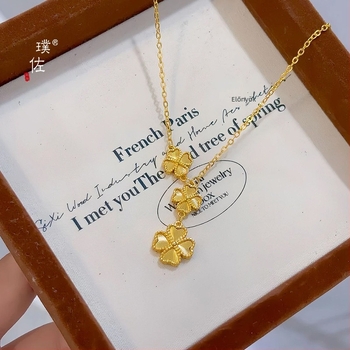 Nyaklánc rézből, elektroplattal és lézerrel kivágott bojtokkal négylevelű virág mintával; márka P·z accessories; nyár 2025 megjelenés