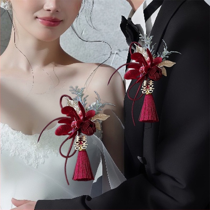 Esküvői corsage selyemvirággal a menyasszony és a vőlegény részére, csuklóra illő virág a koszorúslányoknak és tanúknak, ajándékdoboza tartozék